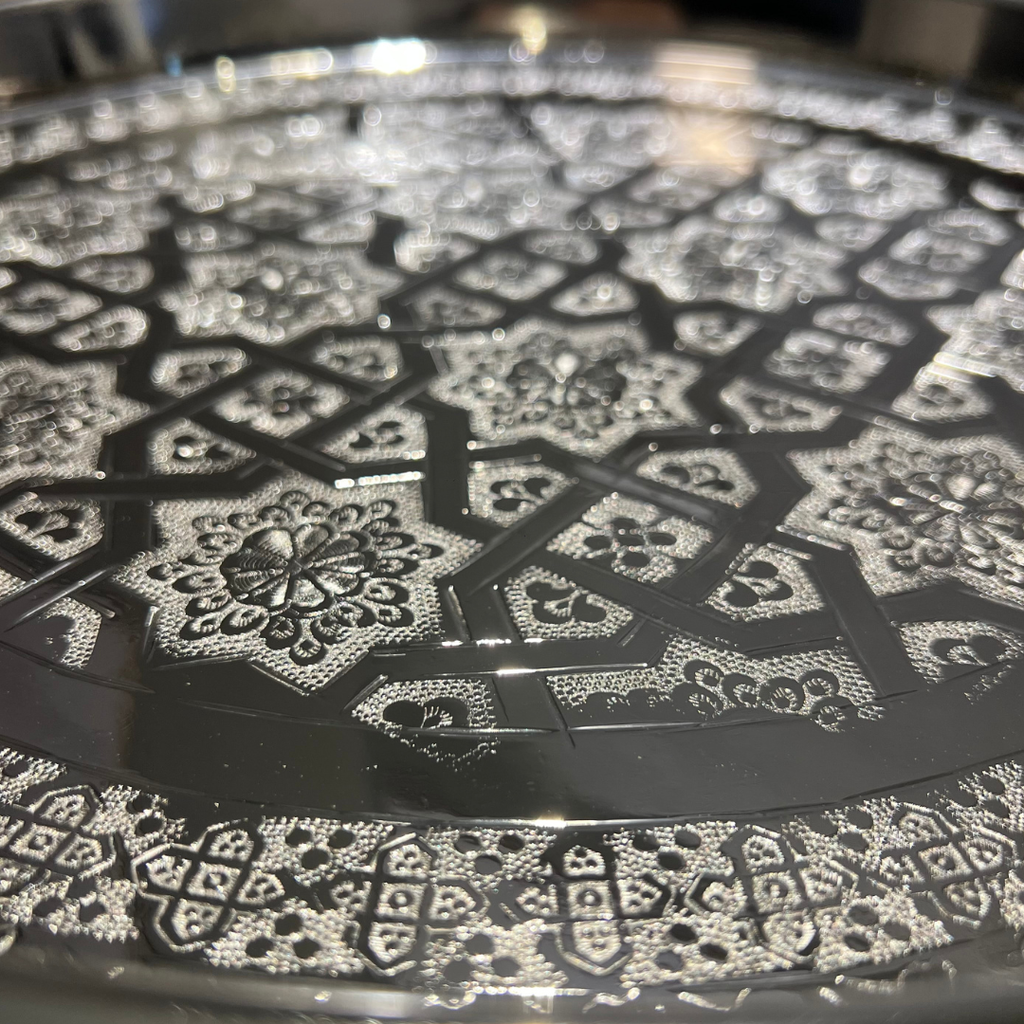 Plateau Marocain Artisanal – Finition Argentée Gravée