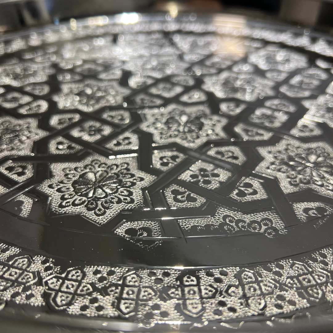Plateau Marocain Artisanal – Finition Argentée Gravée