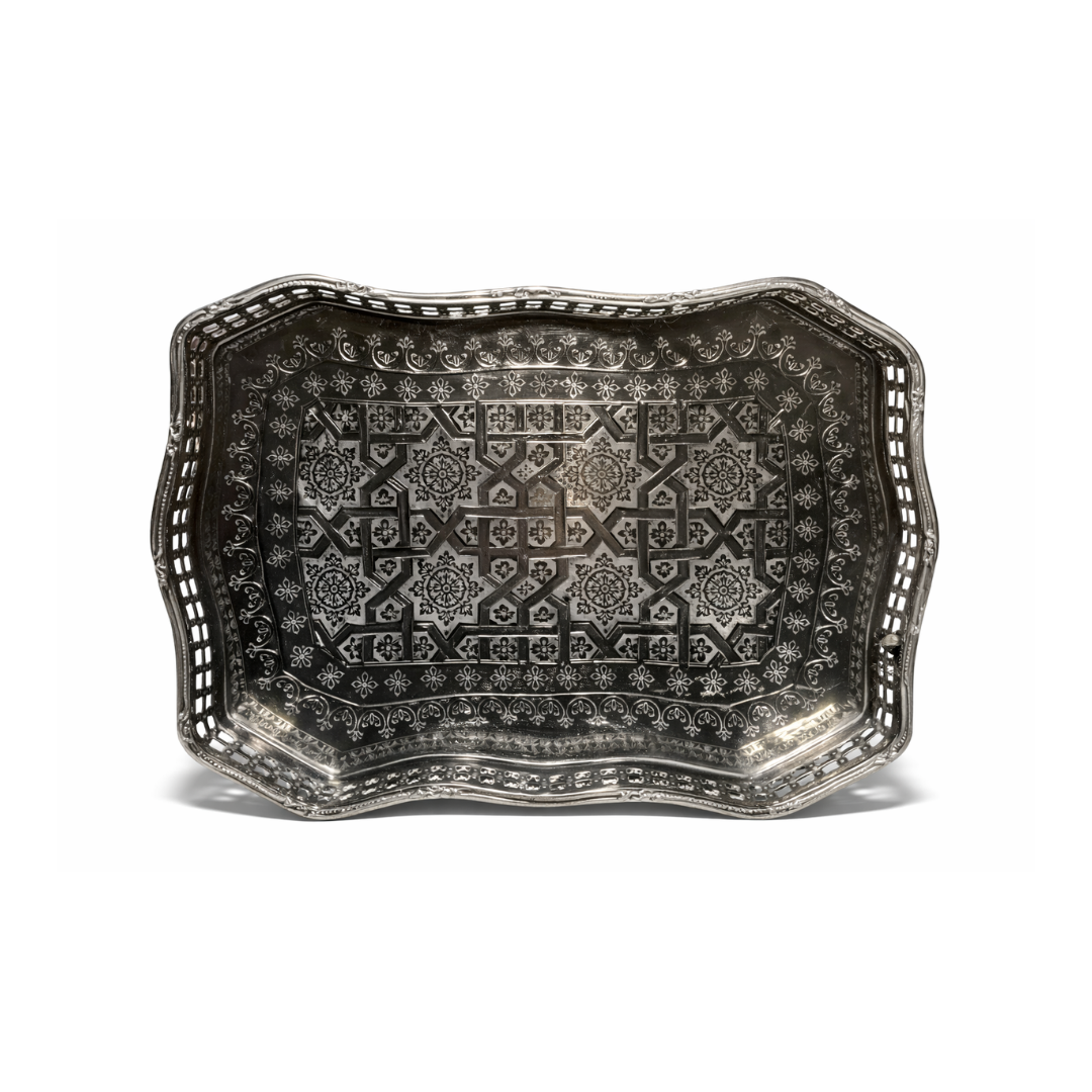 Plateau Marocain Rectangulaire sur Pieds – Finition Argentée Ciselée